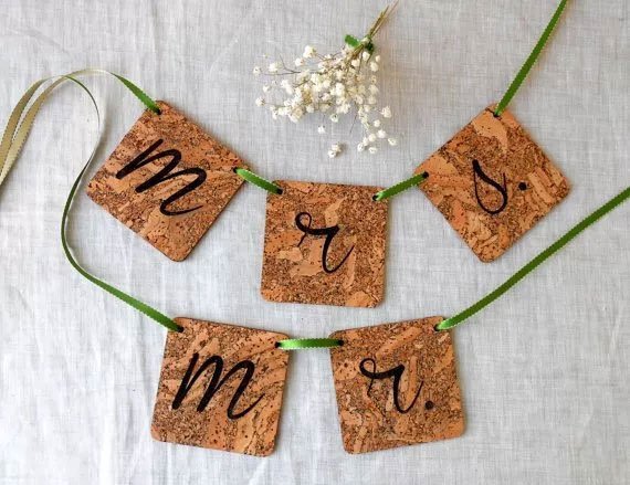 accessoire decoration mariage theme vignoble, guirlande decorative en liege perso mr é mrs